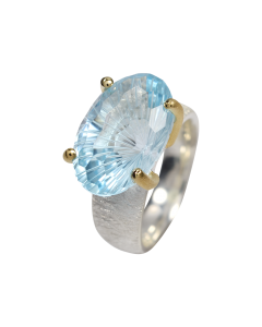 Bemerkenswerter Ring mit blauem Topas, teilvergoldet