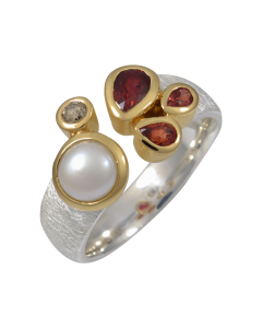 Attraktiver Ring mit Perle, Diamant und roten Saphiren, teilvergoldet